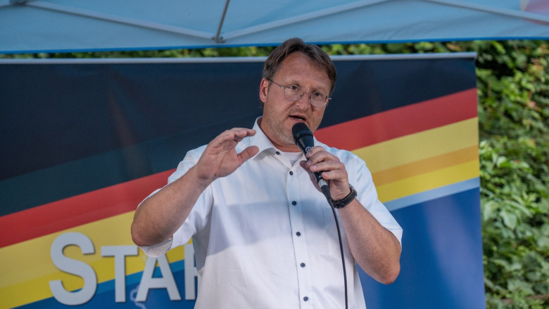Robert Sesselmann, candidat al AfD, vorbeste la microfon