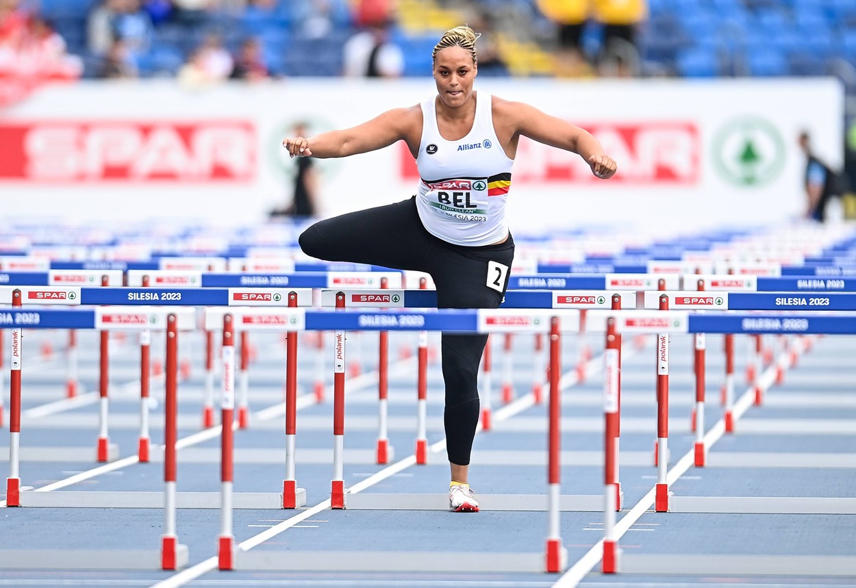 Imagini virale la Campionatul European. Aruncătoarea de ciocan din echipa Belgiei, nevoită să concureze și la 100 de metri garduri