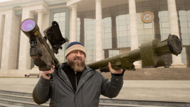 Ramzan Kadîrov prezintă arme pe care soldații lui le-au capturat în luptă