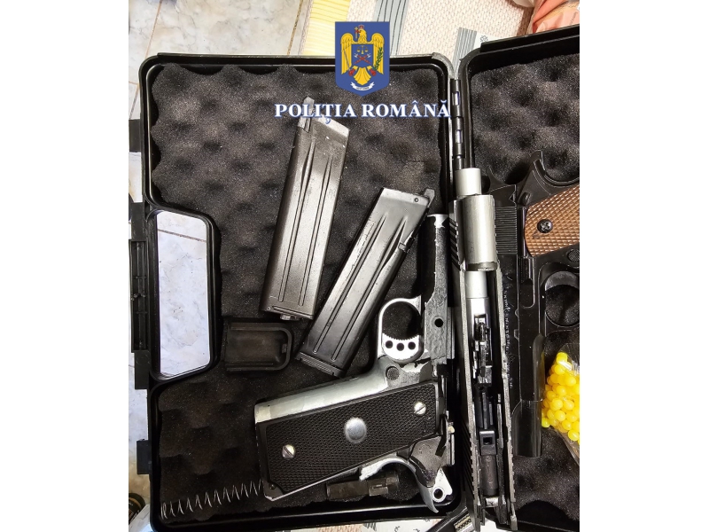 145 de percheziții într-un caz de trafic de arme. Polițiștii caută pistoale cu aer comprimat cumpărate online, imagini de la descinderi