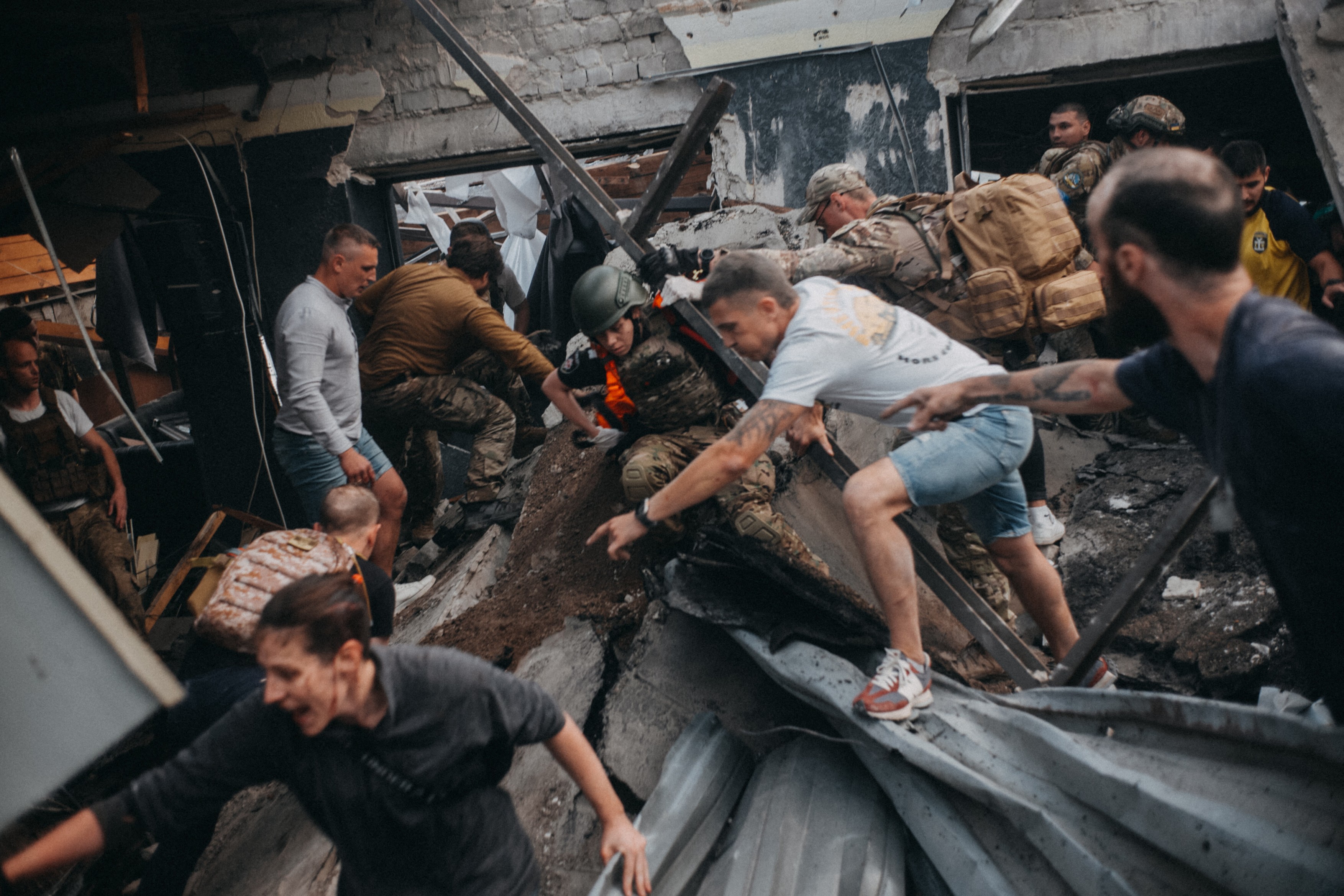 Crește bilanțul victimelor după atacul rusesc din Kramatorsk: Opt morți, printre care trei copii, și zeci de răniți