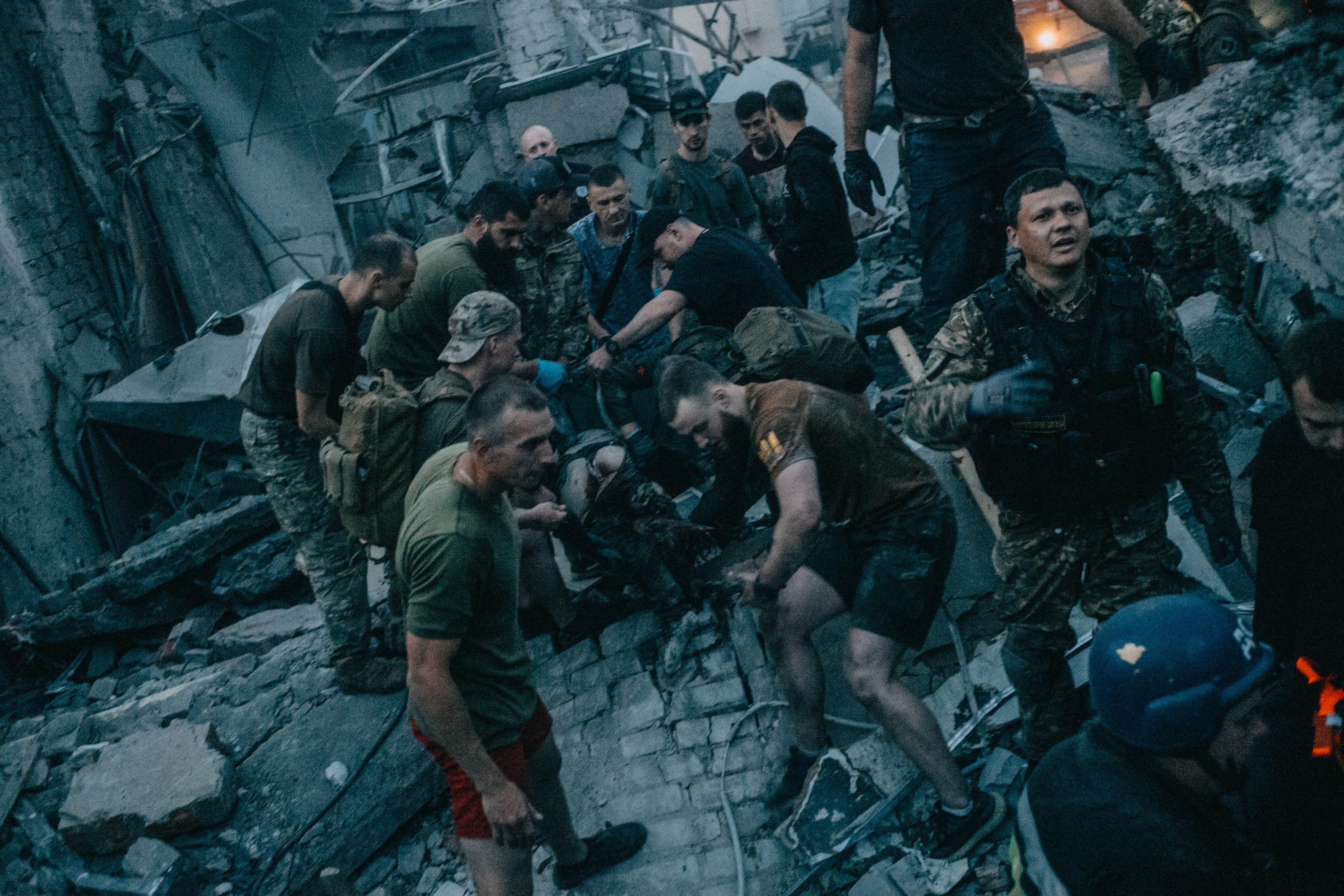 12 morți după bombardamentele din Kramatorsk. Coordonatorul atacului a fost arestat . Biden îl califică pe Putin drept „paria”
