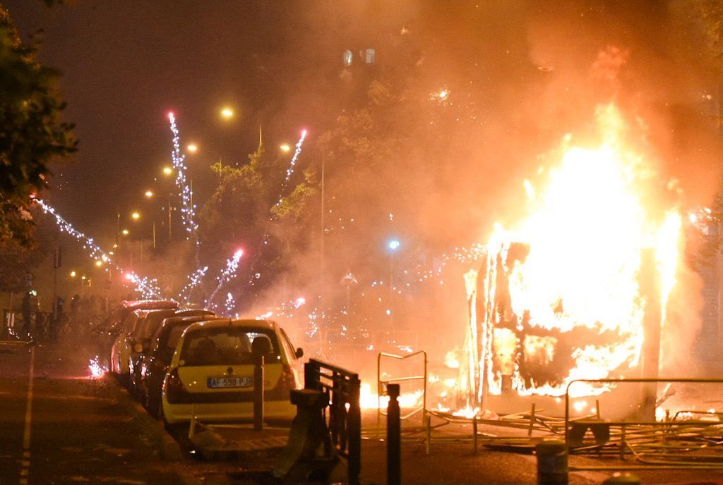 Proteste violente în Paris și mai multe orașe franceze după ce poliția a ucis un băiat de 17 ani pentru că nu a oprit la semnal