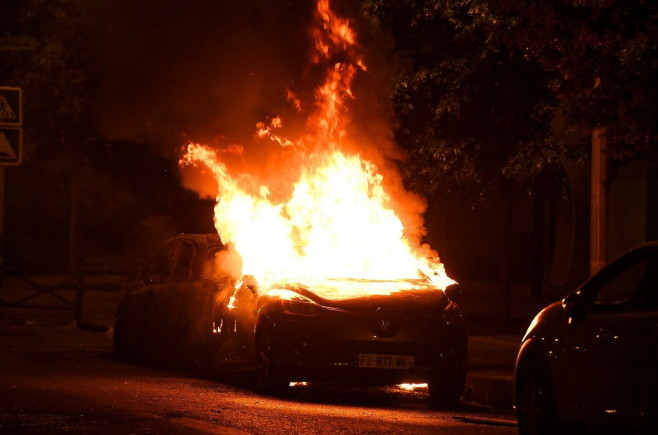mașină în flăcări