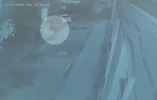 Primele imagini cu bărbatul care ar fi ucis doi bătrâni în casă, în Timișoara. A fost surprins de camerele de supraveghere de la bloc