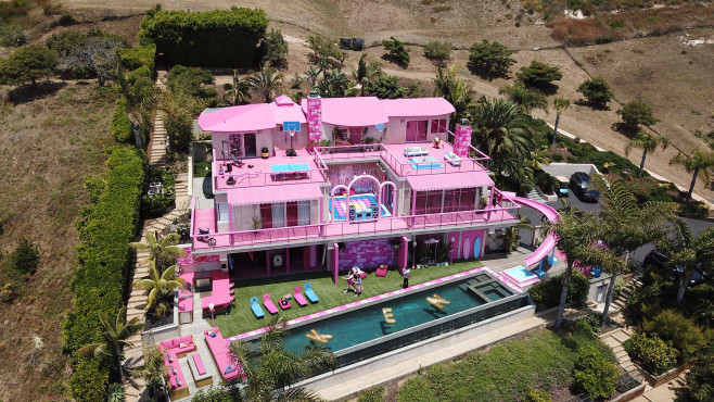 O casă Barbie în mărime naturală e de închiriat în Malibu