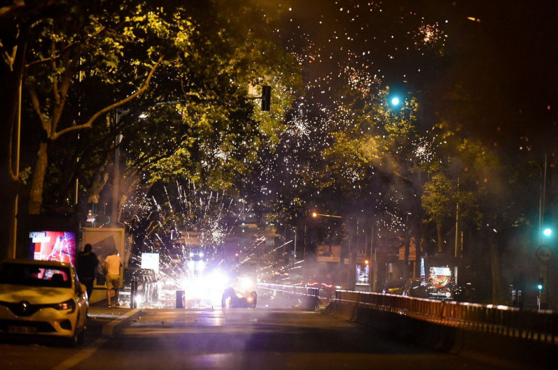artificii în mijlocul străzii pe timp de noapte