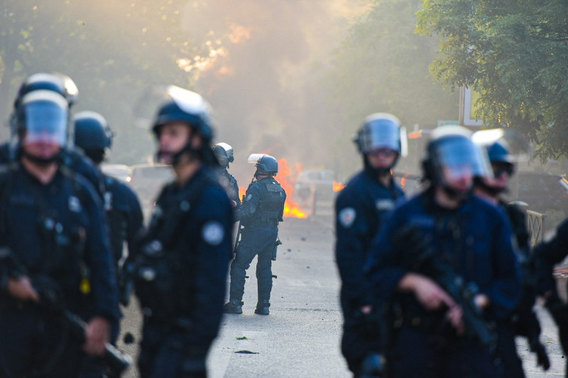 jandarmi și polițiști pe stradă