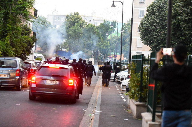 mașină oprește în spatele unor jandarmi pe o stradă din Paris