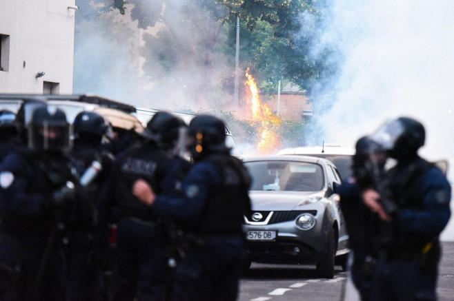 jandarmi pe marginea unei străzi