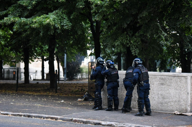 jandarmi pe marginea unei străzi