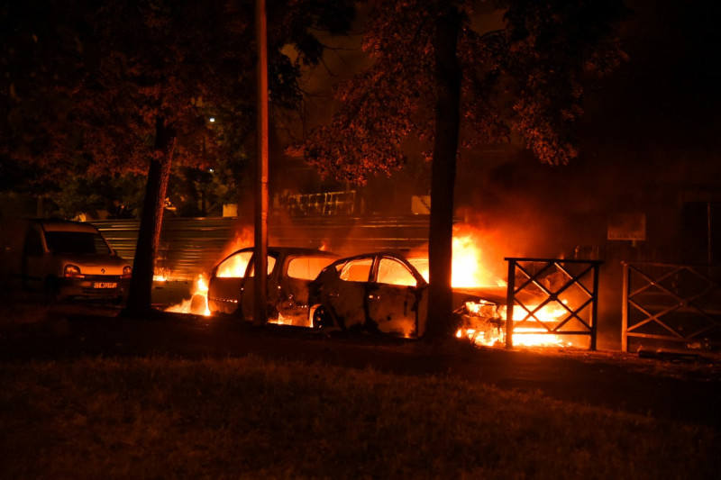 mașini incendiate în Paris