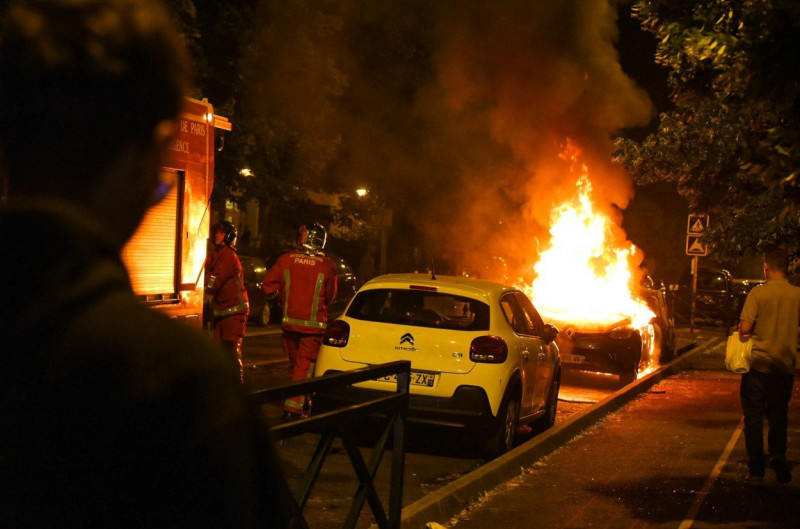 mașini incendiate în Paris