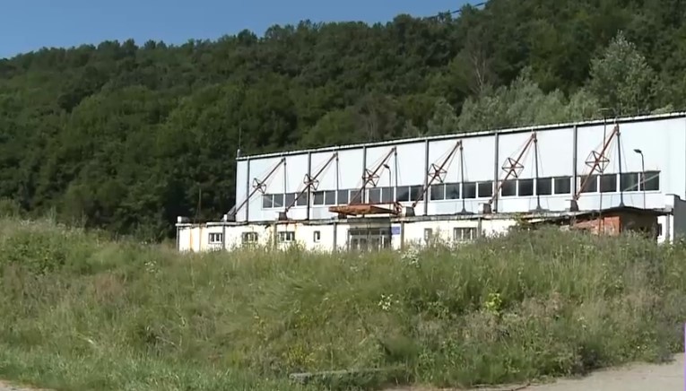 Sală de sport la 1,5 km de școală, în Gorj. A costat 160.000 de euro, dar nu a fost folosită niciodată