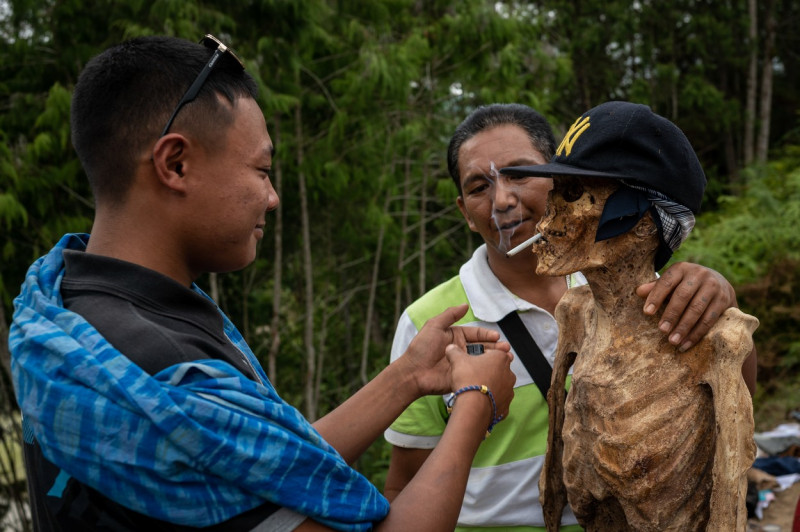 Family Members Perform Ma'nene Ritual To Honor The Spirits Of Their Mummified Ancestors