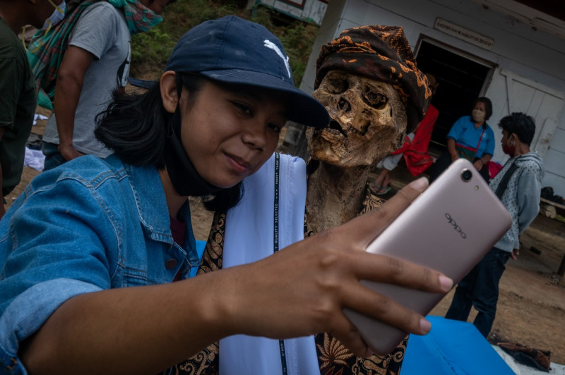 Family Members Perform Ma'nene Ritual To Honor The Spirits Of Their Mummified Ancestors