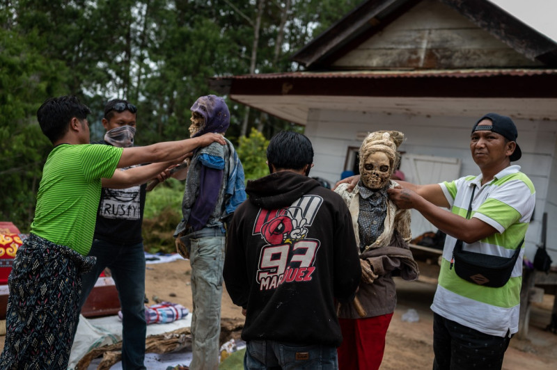 Family Members Perform Ma'nene Ritual To Honor The Spirits Of Their Mummified Ancestors