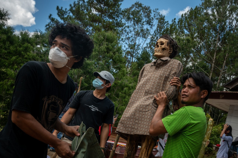 Family Members Perform Ma'nene Ritual To Honor The Spirits Of Their Mummified Ancestors