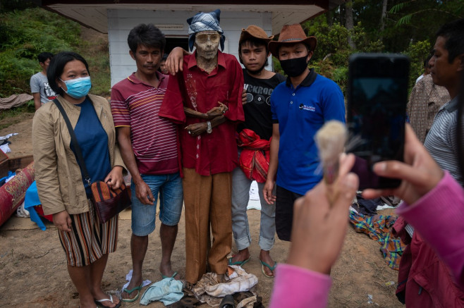 Family Members Perform Ma'nene Ritual To Honor The Spirits Of Their Mummified Ancestors