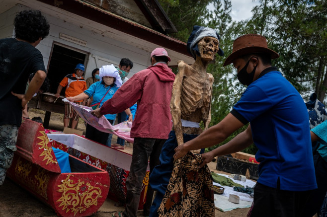 Family Members Perform Ma'nene Ritual To Honor The Spirits Of Their Mummified Ancestors