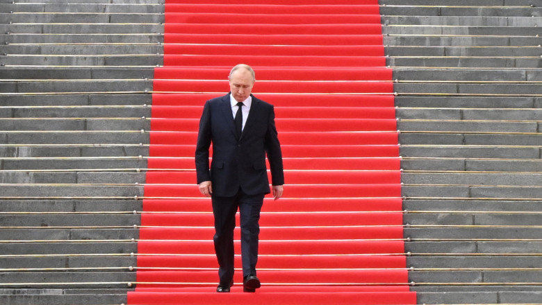 Vladimir Putin coboară scările Palatului Fațetelor de la Kremlin
