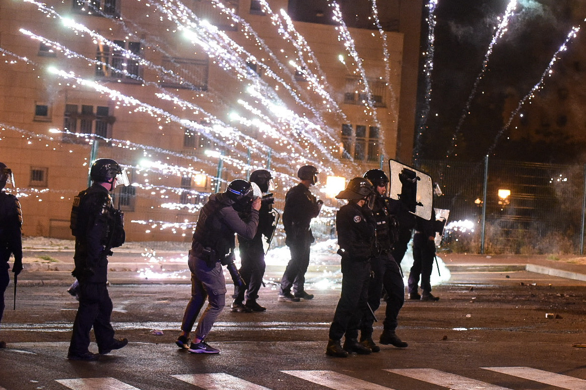A doua noapte de proteste violente în Franța după uciderea unui tânăr de 17 ani. Macron spune că fapta polițiștilor este „de neiertat”