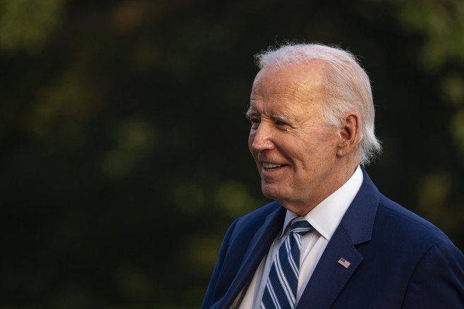 Linii misterioase pe faţa lui Biden