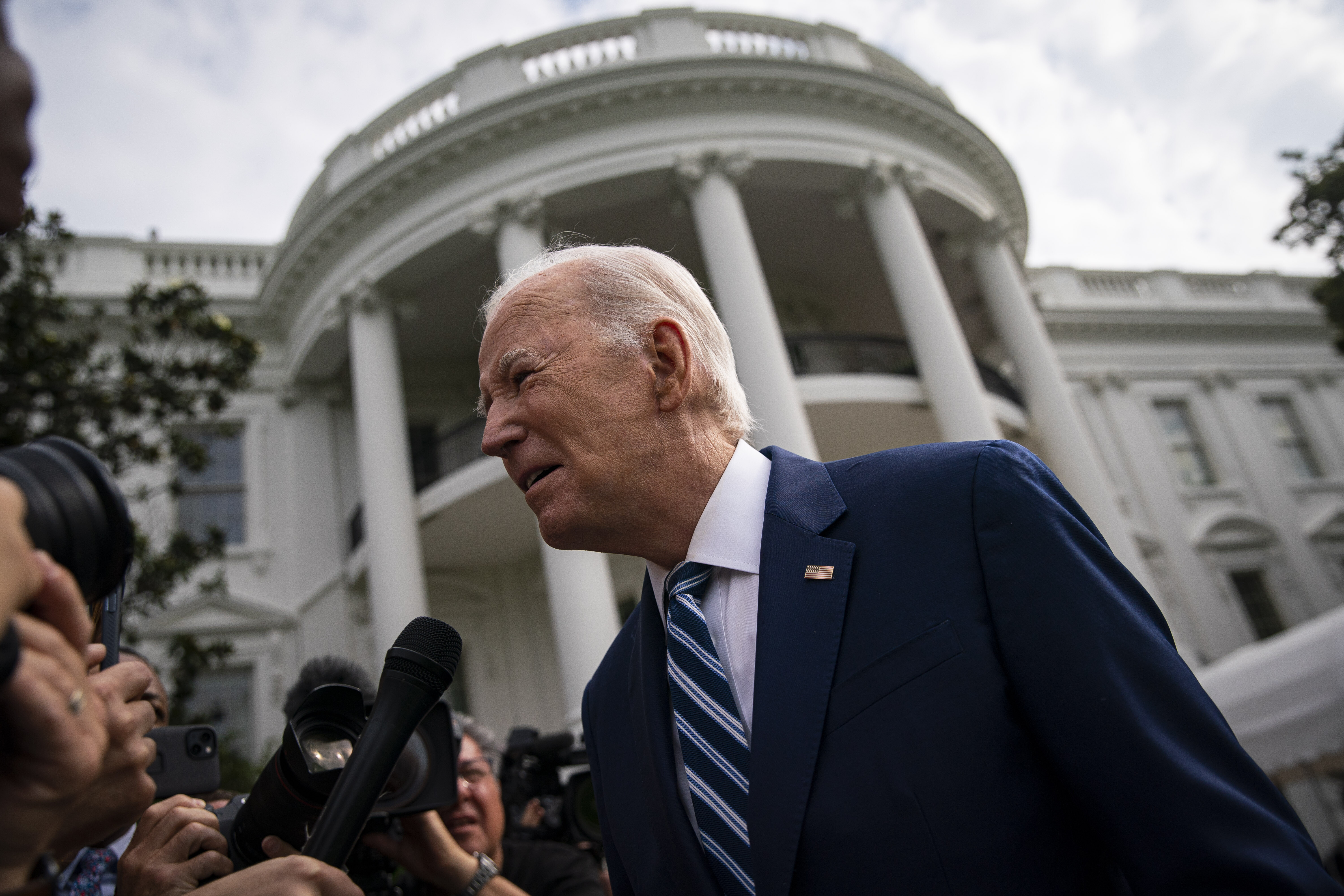 Ce sunt dungile misterioase cu care Biden a apărut pe față în ultimele zile