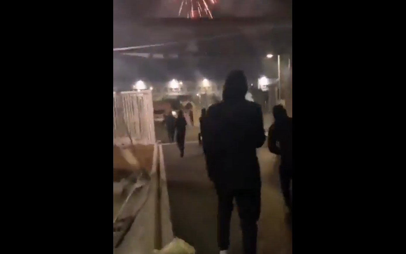 Bărbați în negru cu cagule au încercat să provoace o evadare în masă la închisoarea Fresnes din Paris, în timpul protestelor violente
