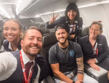 Cum a ajuns un bărbat să fie singurul pasager al unui avion de linie. Imaginile în care petrece cu echipajul au devenit virale