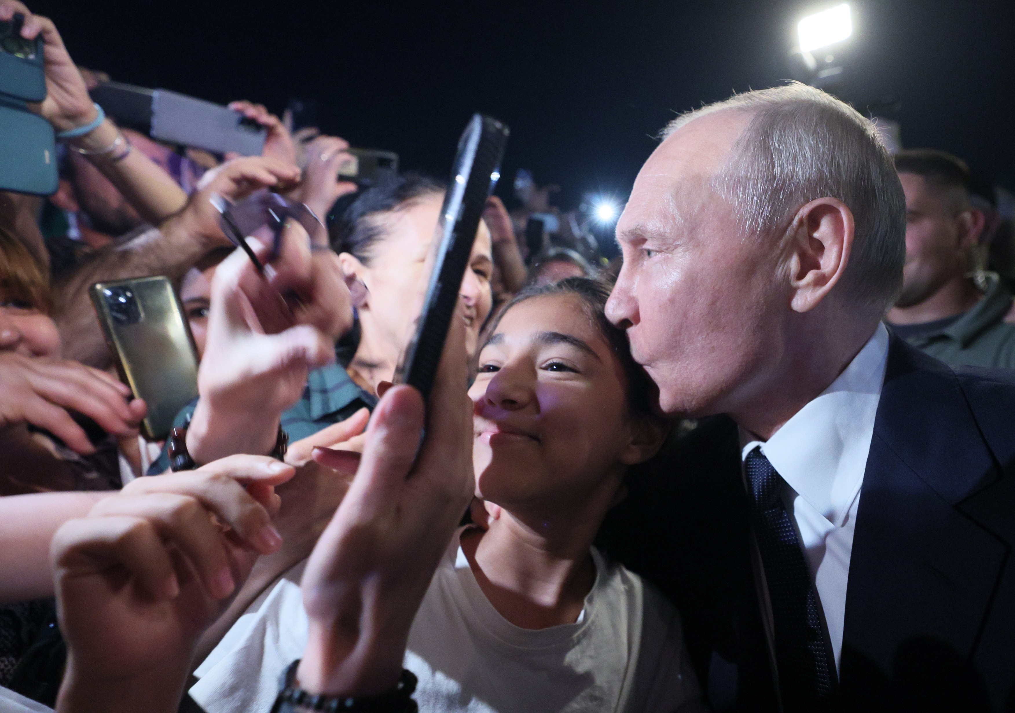 Apariție neașteptată a lui Vladimir Putin. Președintele Rusiei schimbă tactica și face băi de mulțime