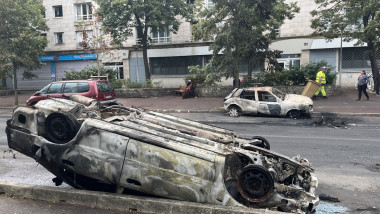 epava unei mașini incendiate în Paris
