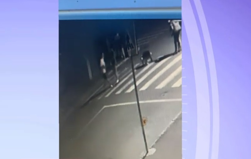 Atac în plină stradă, în Turnu Măgurele. Unul dintre agresori, în vârstă de 14 ani, a fost reținut. Al doilea e de negăsit