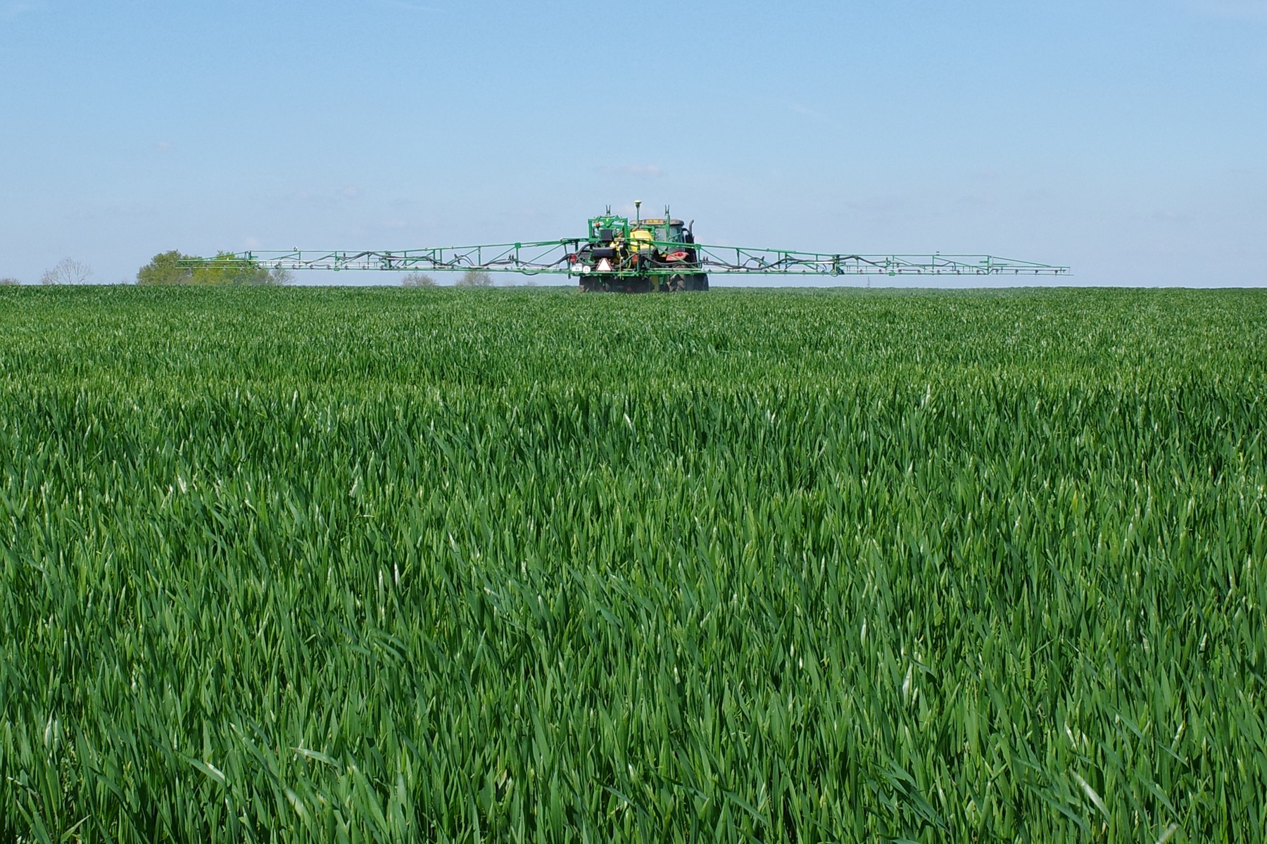 Raport îngrijorător: Europa şi-a dublat exporturile de pesticide interzise în UE în ultimii şase ani