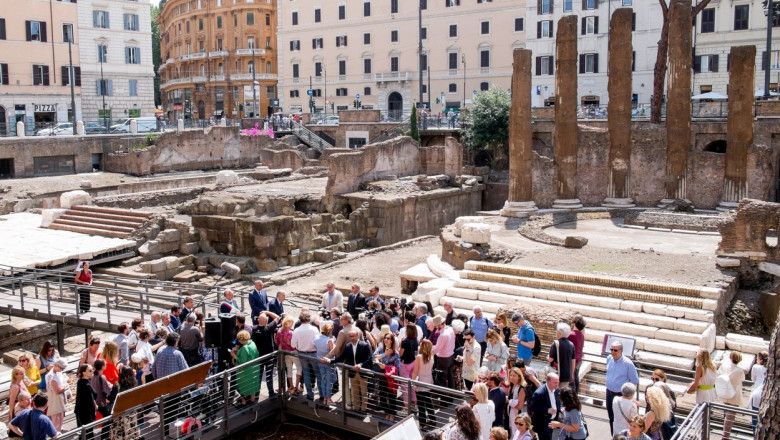 Turiști vizitează locul în care a fost asasinat Iulius Cezar, în Roma, pe 19 iunie 2023.