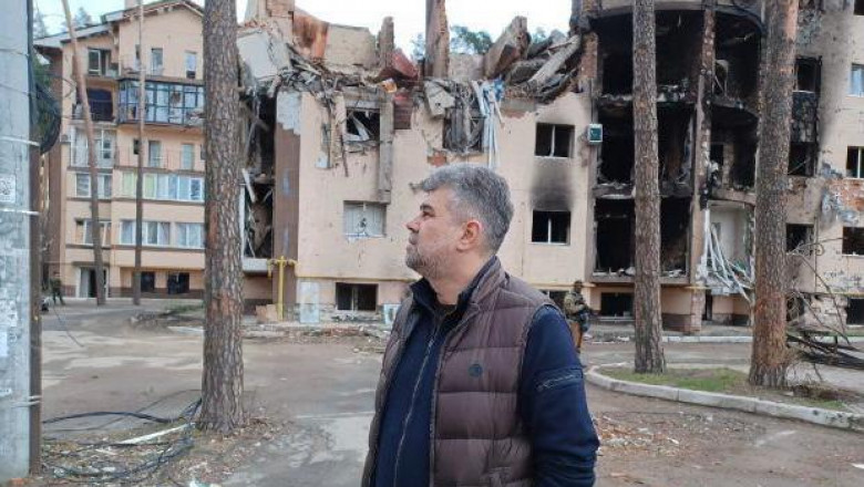 Marcel Ciolacu se uită la clădirile distruse din Ucraina în timpul unei vizite în Ucraina în aprilie 2022.