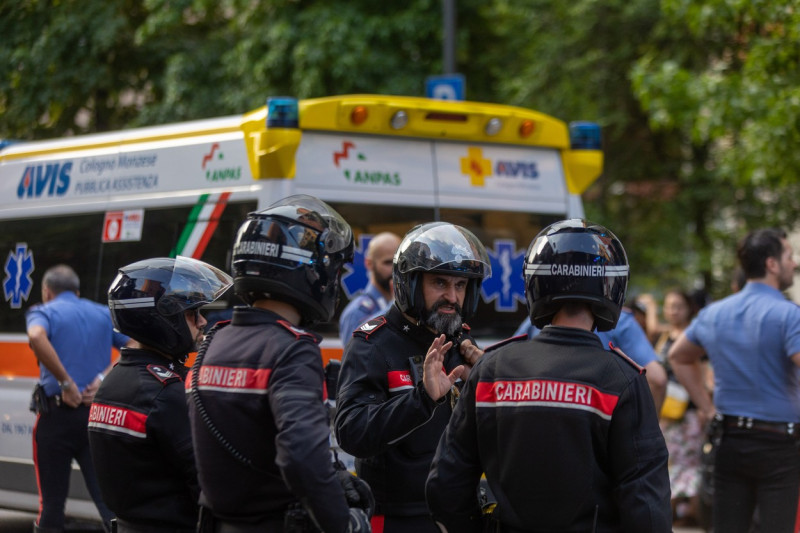 Maxi rissa in Via Fa&#xe0; di Bruno a MIlano