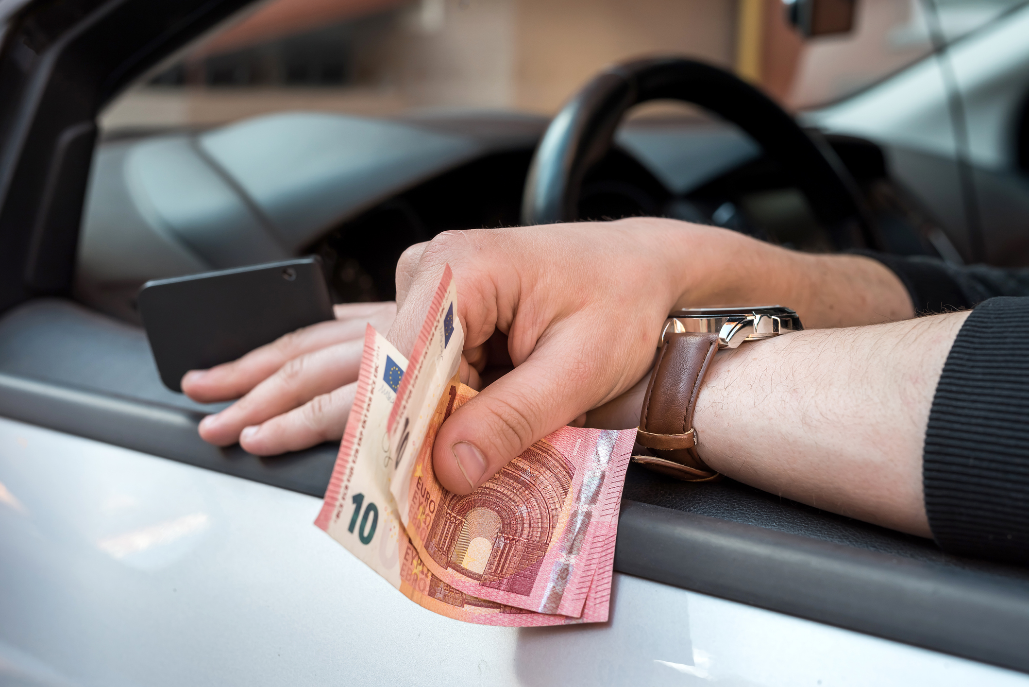 Șofer de 19 ani, din Botoșani, filmat în timp ce încerca să le dea mită polițiștilor pentru a scăpa de amenda pentru depășirea vitezei