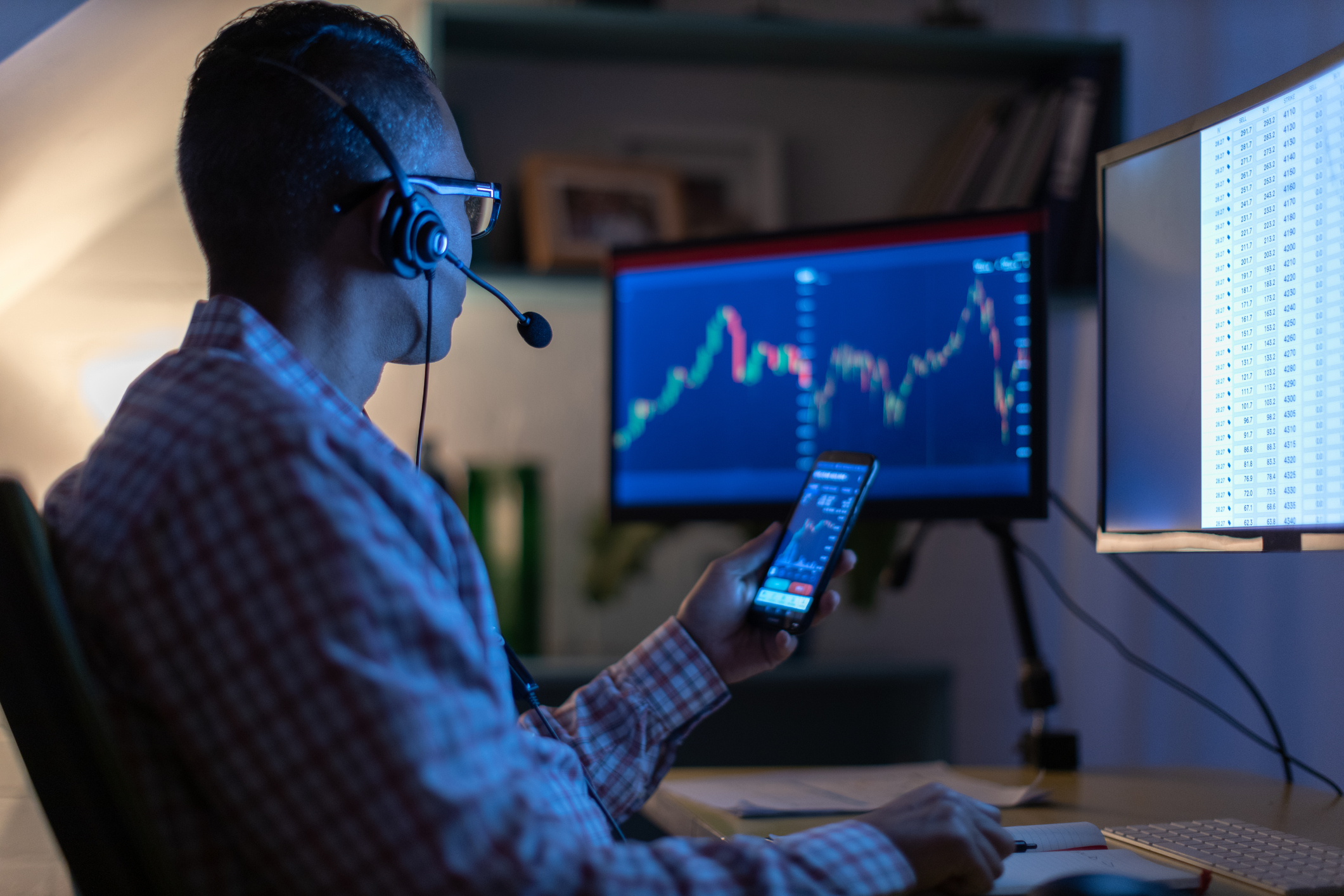 Schemă piramidală cu criptomonede. 240 de români bogați au investit într-o escrocherie de milioane de dolari