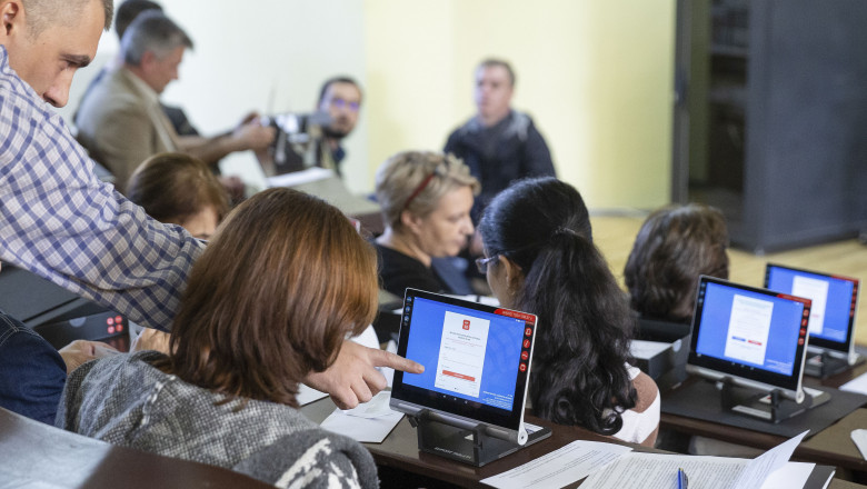 Operatorii de calculator din ziua alegerilor prezidentiale primesc tabletele si instructiunile necesare pentru o buna desfasurare a acestora, in Bucuresti, joi, 24 octombrie 2019.
