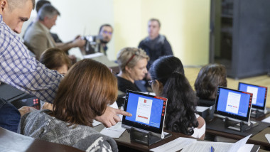 Operatorii de calculator din ziua alegerilor prezidentiale primesc tabletele si instructiunile necesare pentru o buna desfasurare a acestora, in Bucuresti, joi, 24 octombrie 2019.