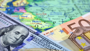 bancnote cu un dolar și un euro pe harta Europei