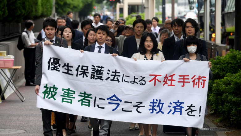 Avocați și susținători ai victimelor legii care a permis sterilizarea în Japonia participă la un marș de susținere pentru victime în Tokyo, pe 17 mai 2023.