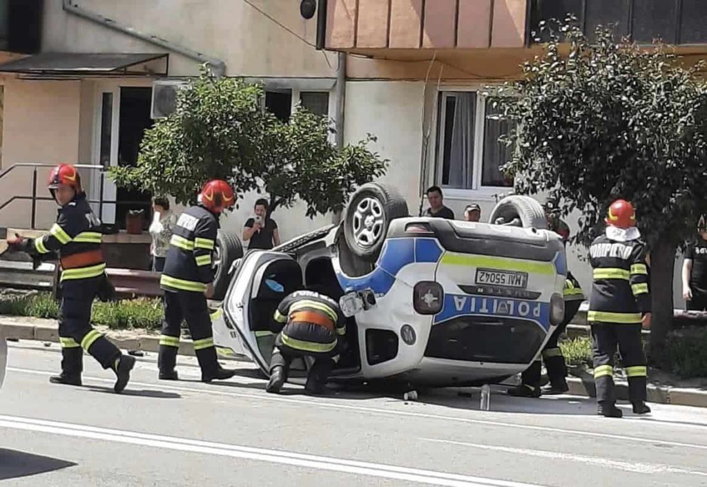 Mașină de poliție răsturnată pe o stradă din Sighișoara. Șoferii au sărit în ajutorul agentului de poliție de la volan