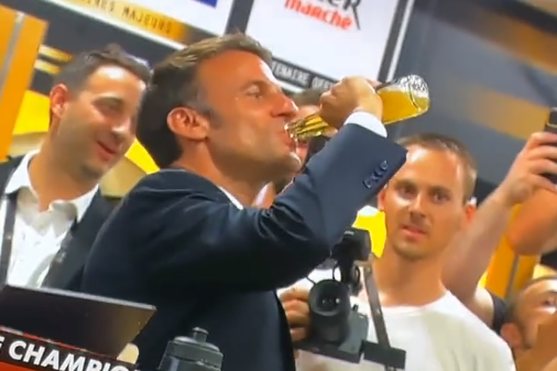 Macron, acuzat de iresponsabilitate și masculinitate toxică după ce a băut o bere în 17 secunde