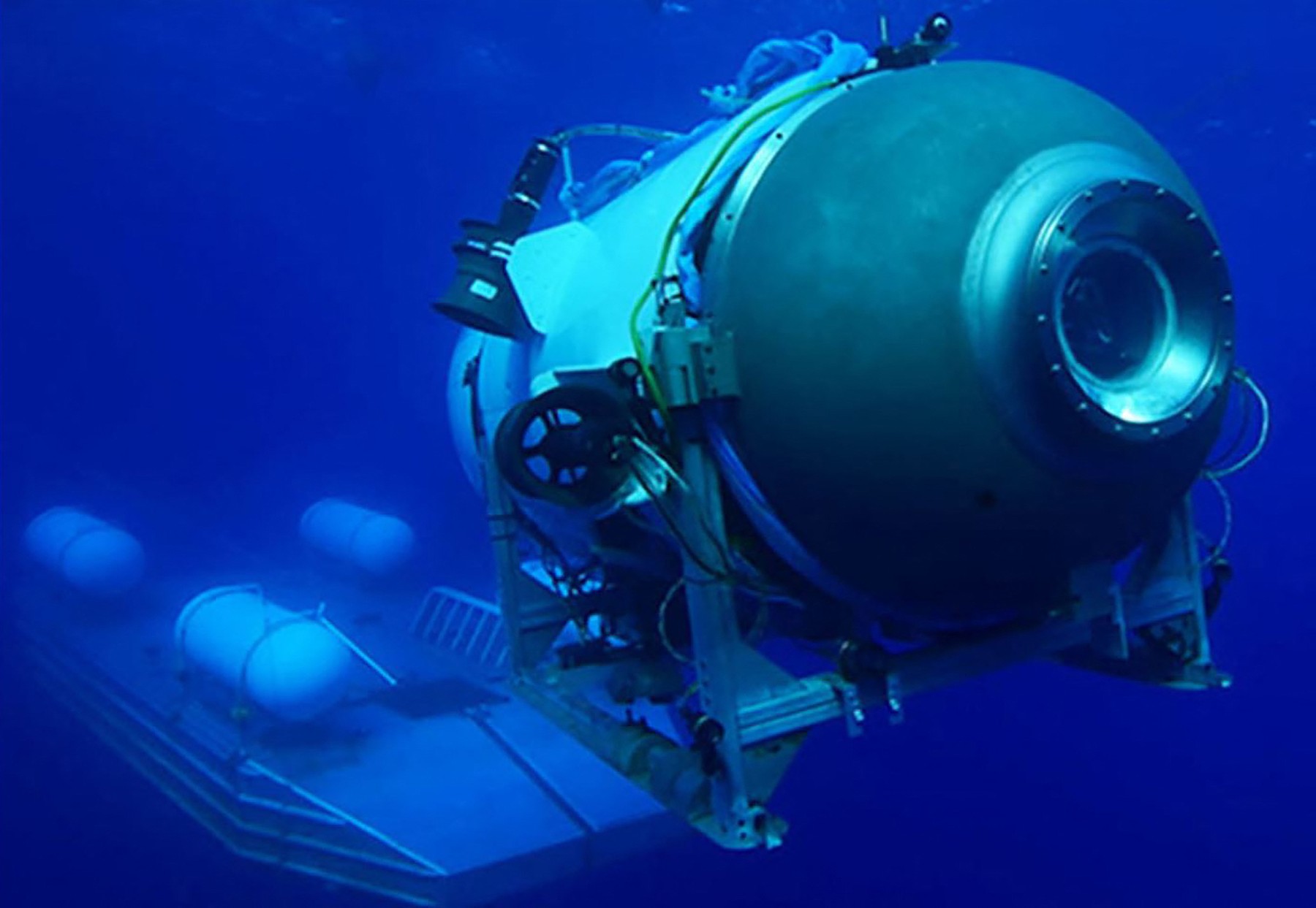 Au fost detectate „zgomote subacvatice” în zona de căutare a submersibilului Titan. Pasagerii ar mai avea oxigen pentru 24 de ore