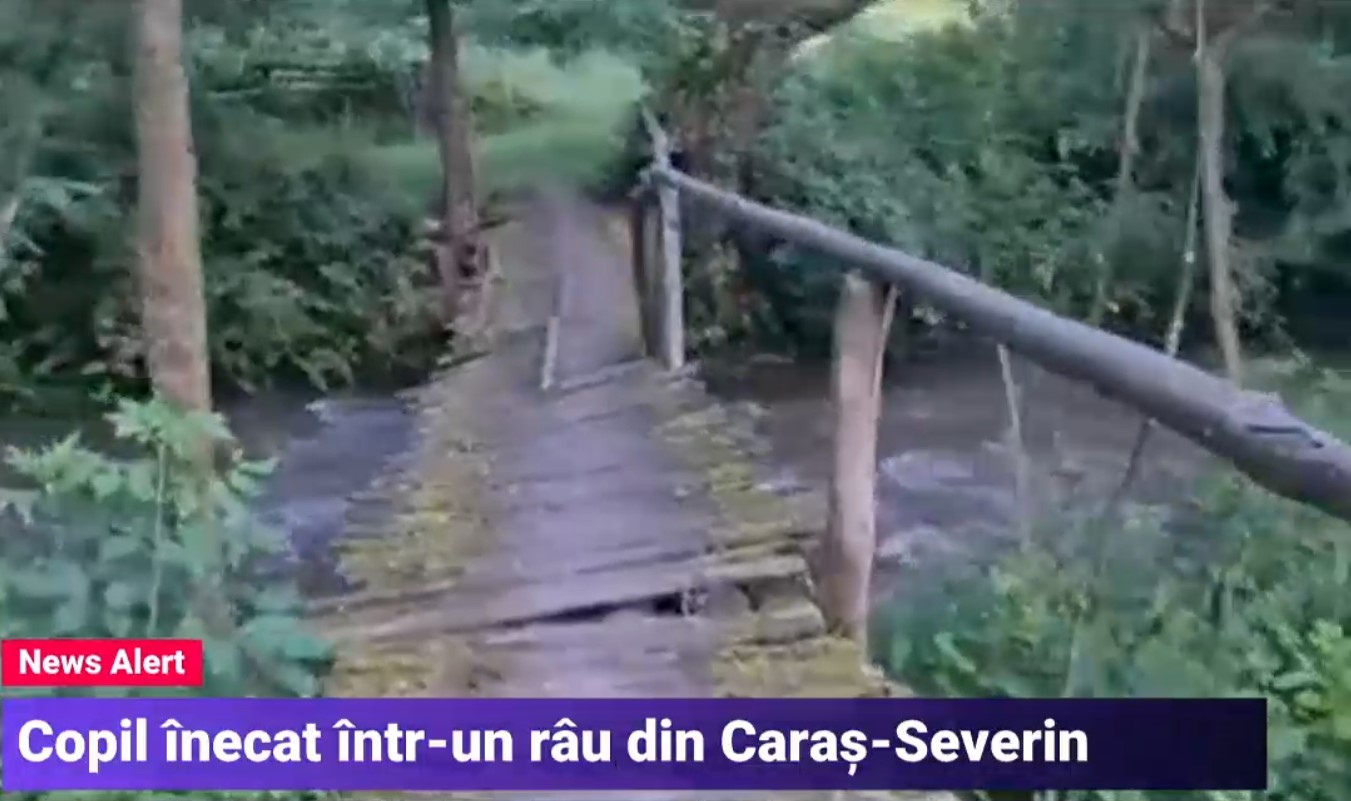 Un copil de 3 ani a murit înecat. Traversa pe o punte de lemn, împreună cu mama sa şi cu alţi doi fraţi, când a căzut în râu