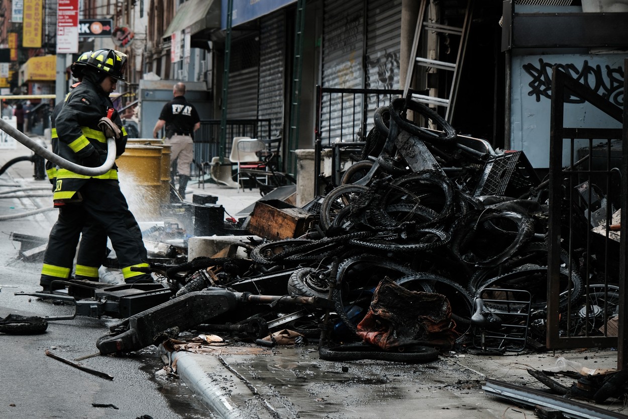 Un incendiu provocat de bateriile bicicletelor electrice a ucis 4 oameni în New York. Este al 108-lea astfel de incendiu de anul acesta
