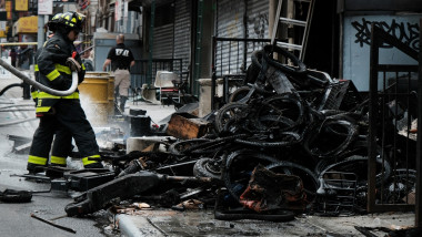 Biciclete arse stau adunate pe un trotuar după incendiul care a afectat un atelier din New York, pe 20 iunie 2023.