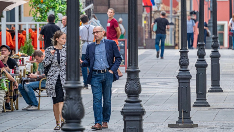 oameni care se plimba in moscova